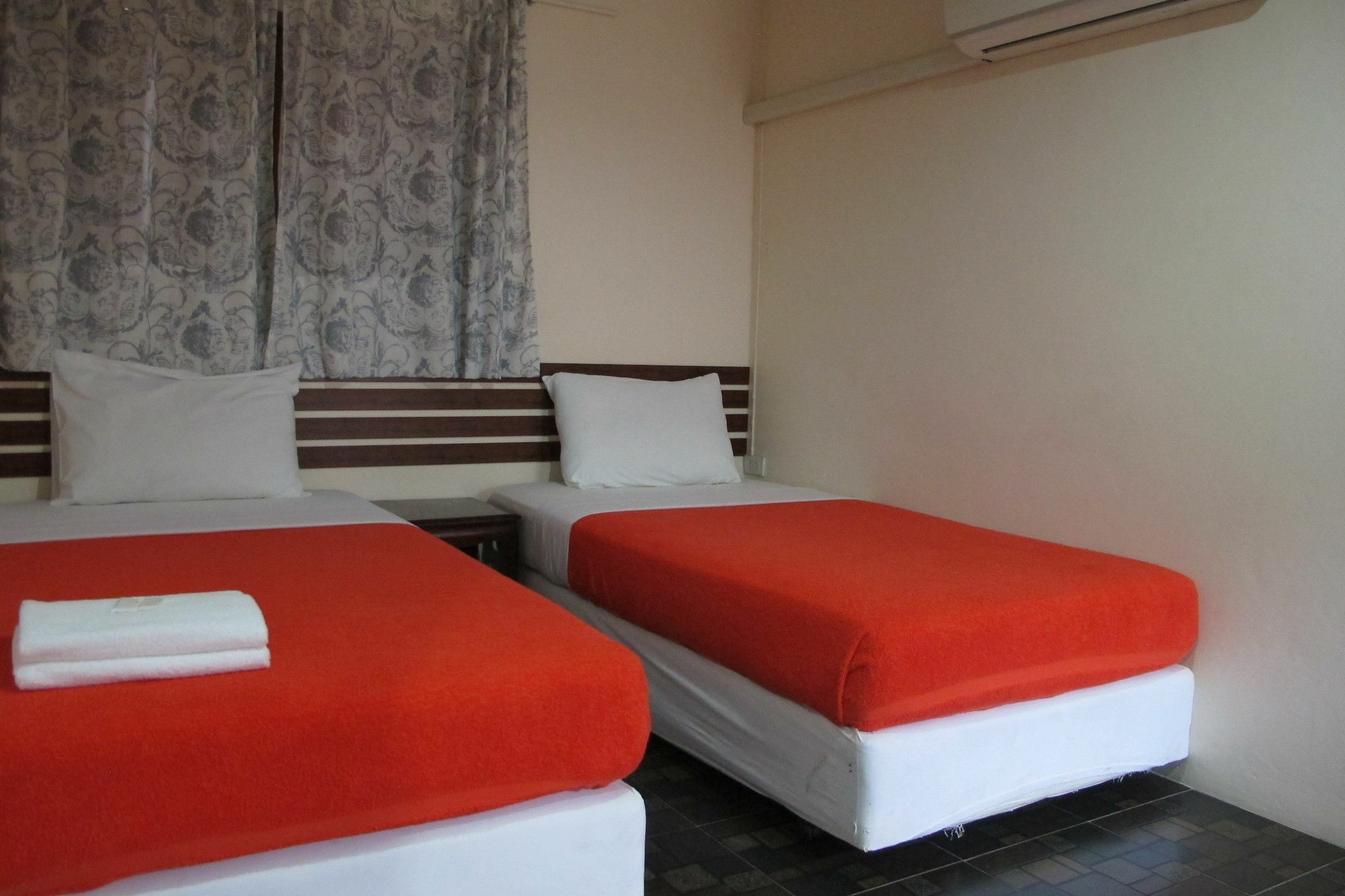 Samchai Hotel Si Racha Exterior foto
